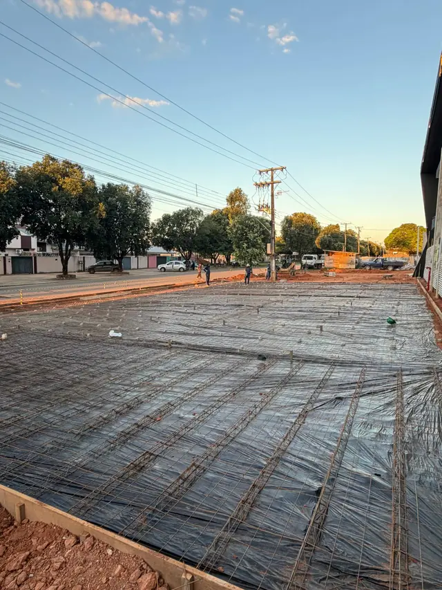 Lona plástica e malha de aço posicionadas antes da concretagem.
