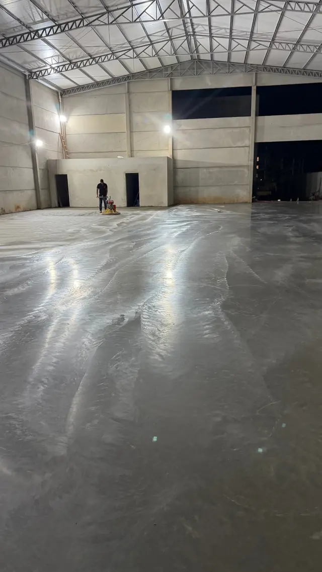 Acabamento seguindo até a noite para respeitar o ponto de cura do concreto.