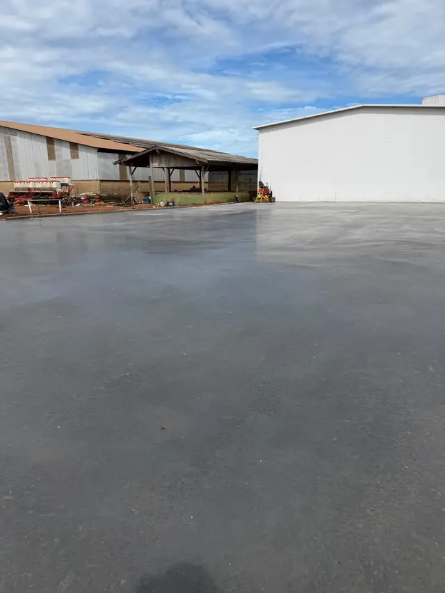 Grande área externa concretada entre barracões.